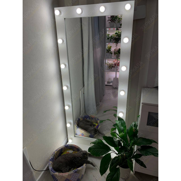 Выполненная работа: белое ростовое зеркало в раме с подсветкой лампочками